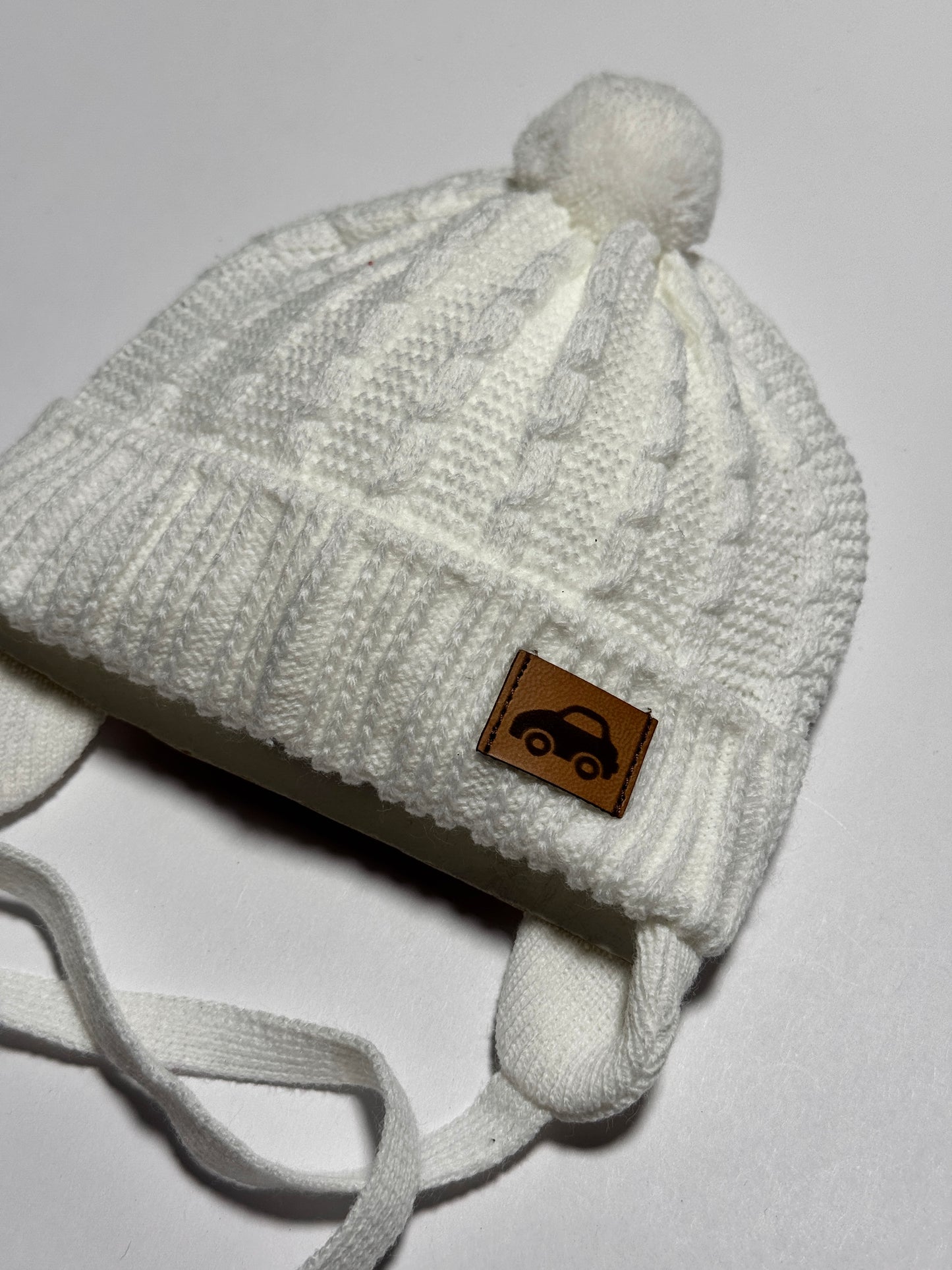 BABY CAR - Fehér Kötős Autó Mintás Kötött Fiú Sapka