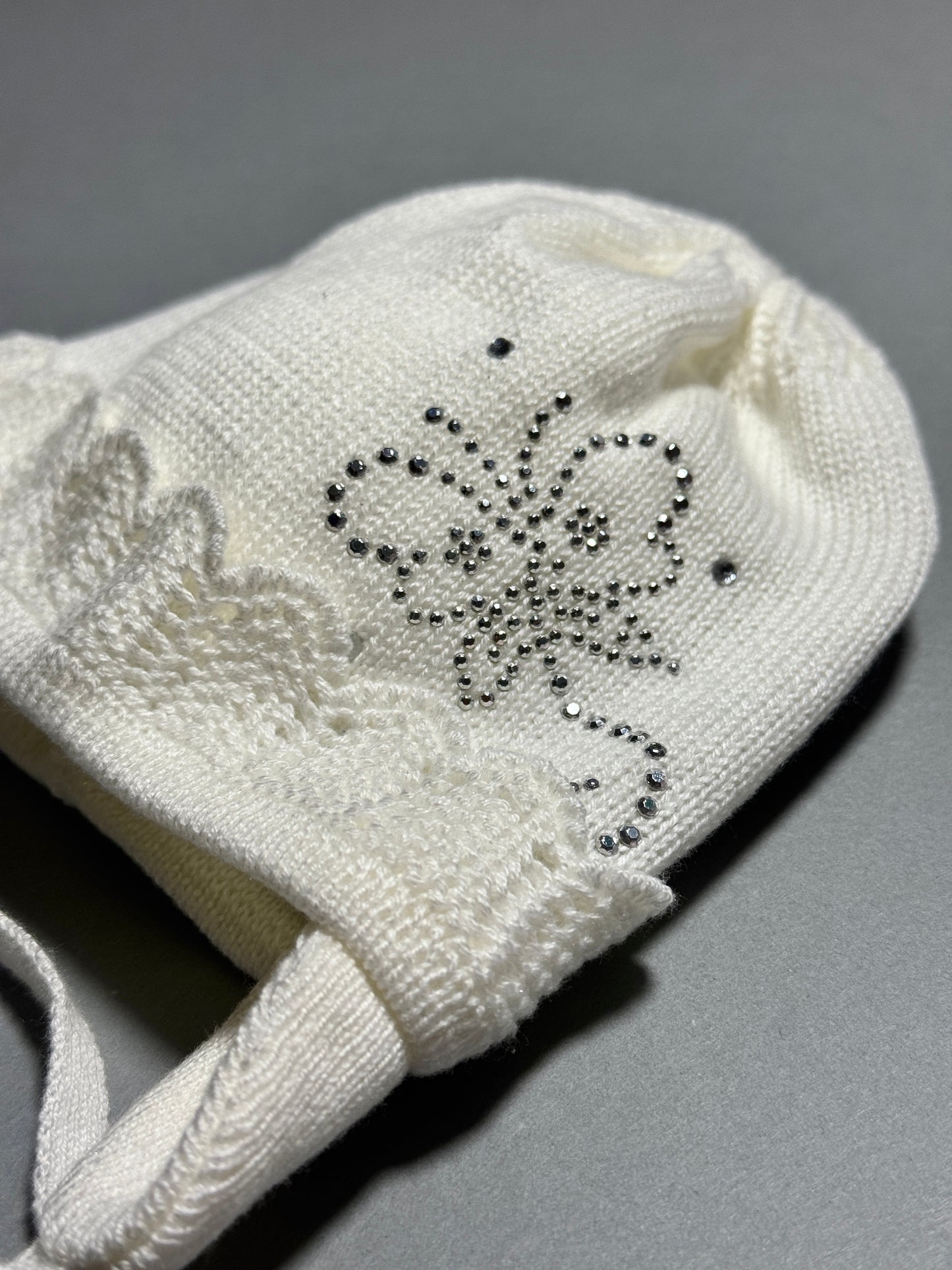 DIAMOND BUTTERFLY - Fehér Kötős Strassz Pillangós Kötött Lány Sapka