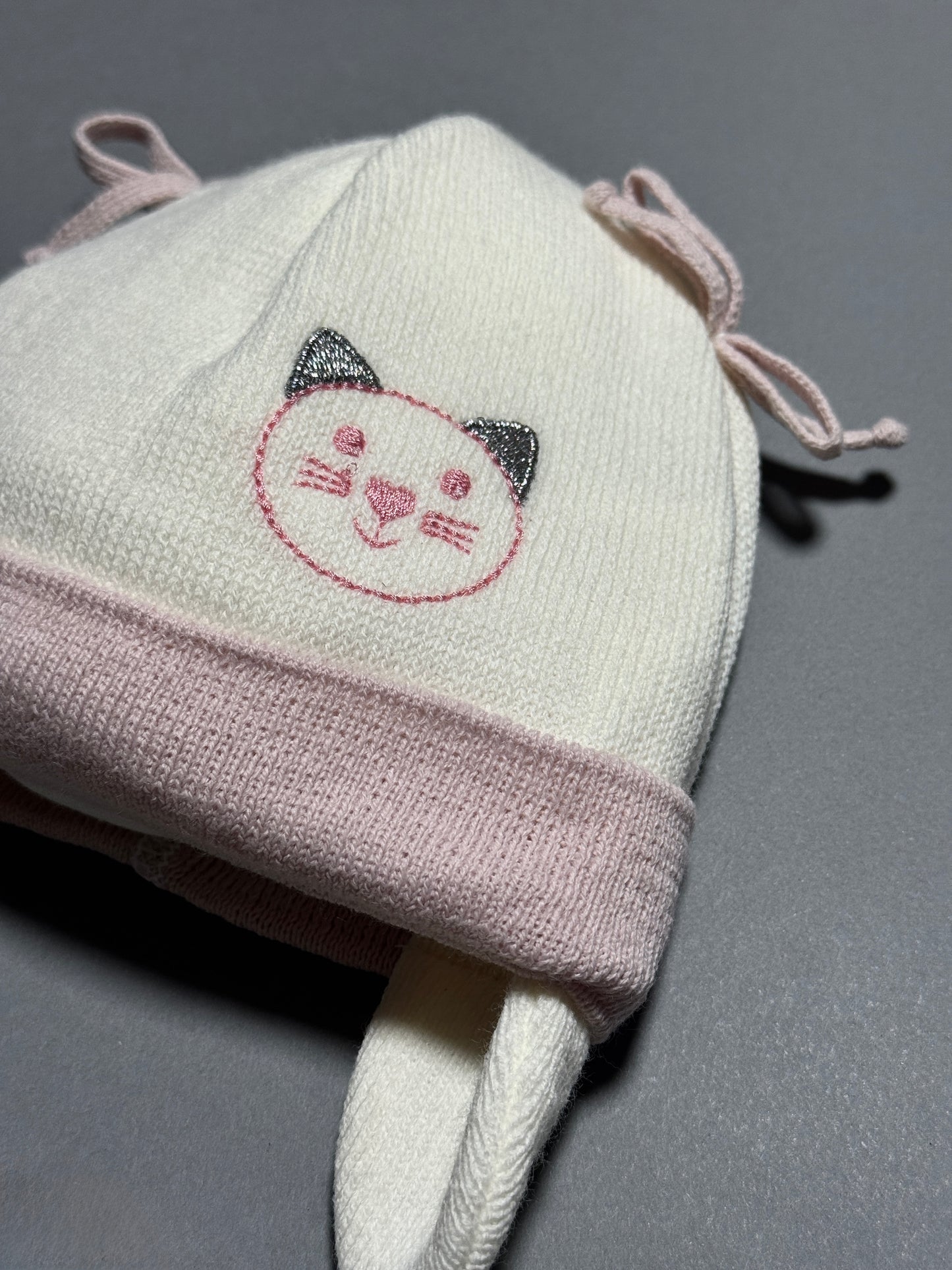 FIRST CAT - Fehér-Mályva Kötős Cica Mintás Kötött Lány Sapka